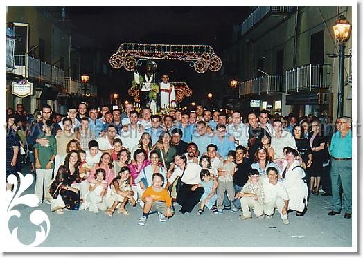 2001.jpg - Comitato e devoti portatori anno 2001